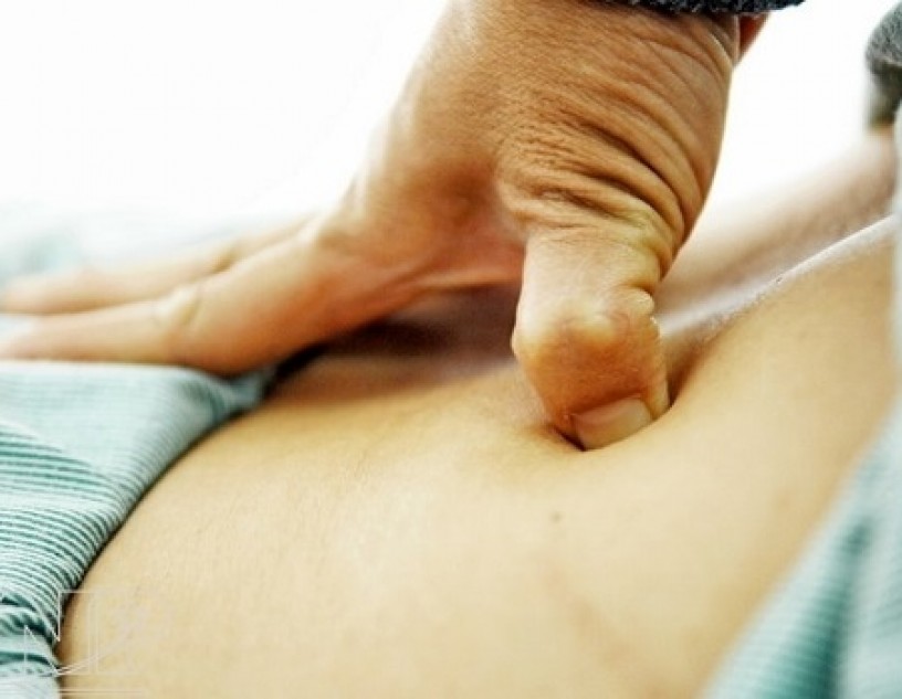 Cách massage bấm huyệt trị đau lưng