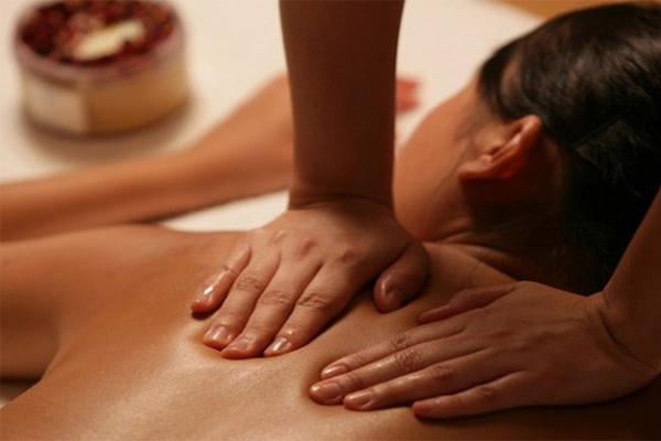 Trị đau mỏi vai gáy bằng massage bấm huyệt